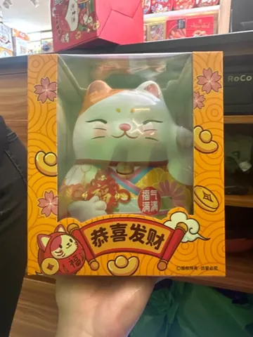 Mèo ôm phong bì đỏ