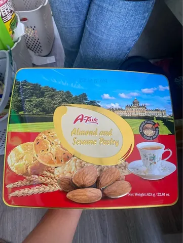 Bánh Quy Hạnh Nhân Phủ Mè Hộp Thiết Hình Chữ Nhật Lớn A-Taste 624gr