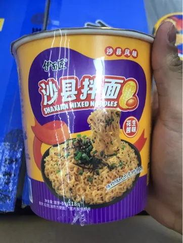 Mì trộn màu tím