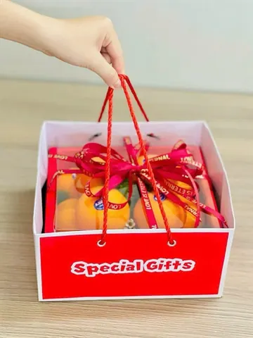 Hộp quà vuông giỏ đỏ