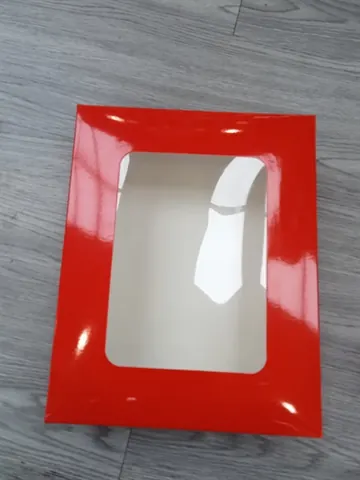 Hộp quà chữ nhật màu đỏ